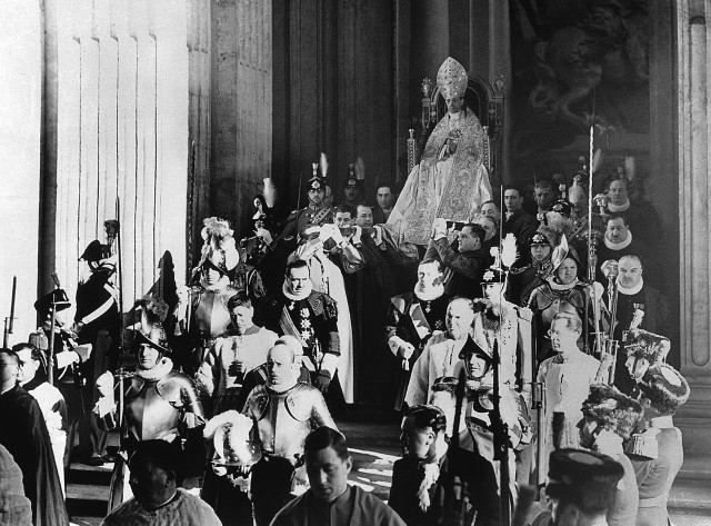 Pius XII w drodze na koronację, 12 marca 1939 r