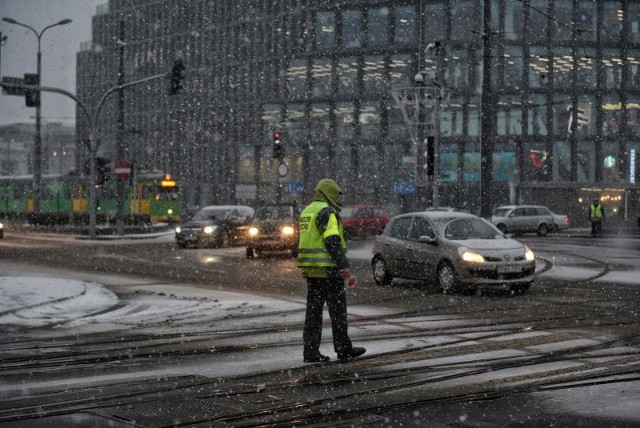 IMGW ostrzega: gwałtowne opady marznącego deszczu, deszczu ze śniegiem oraz śniegu spowodują gołoledź na wielkopolskich chodnikach i drogach.