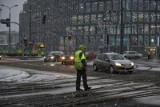 Ostrzeżenie IMGW: Duże opady marznącego deszczu i deszczu ze śniegiem w Wielkopolsce. Na drogach i chodnikach będzie bardzo ślisko