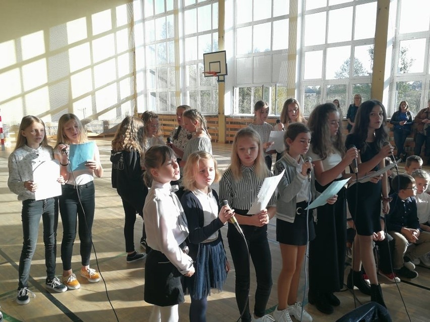 Dzieci z gminy Mniów dziękowały swoim nauczycielom. W Grzymałkowie wspominano zmarłego pedagoga