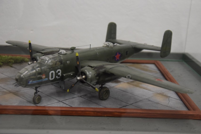 Model rozbitego bombowca B-25 Mitchell, który miał numer...