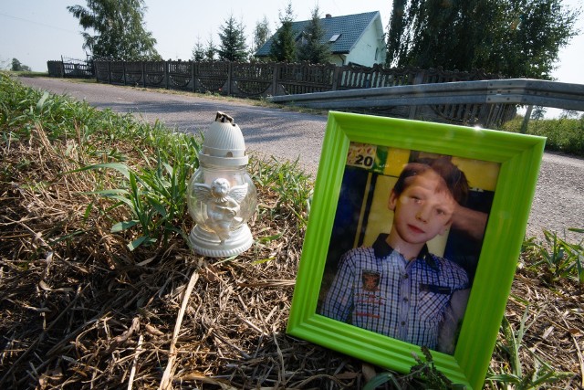 Kacperek Paradowski zginął 14 lipca 2015 roku. Przed rodzinnym domem w Steklinku uderzył w niego kierowca Stanisław G.: po piwie, bez prawka, z sądowym zakazem kierowania, jadący środkiem drogi. Prawomocnego wyroku w tej sprawie do dziś brak...