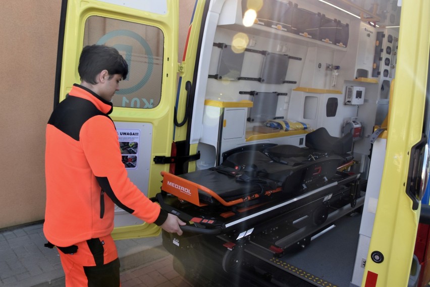 Nowy ambulans jest w pełni wyposażony, m.in. w automatyczne...