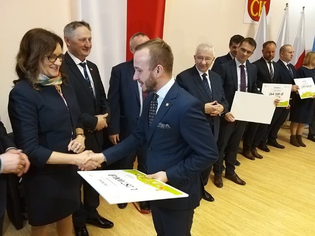 Wójt Miedzianej Góry, Damian Sławski odebrał ministerialną promesę na dofinansowanie budowy pierwszego żłobka w gminie.