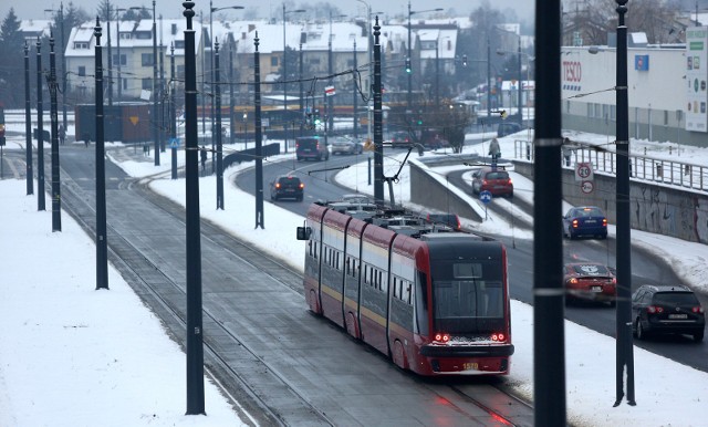 Po czterogodzinnej dyskusji w środę (9 lutego) Rada Miejska odrzuciła obywatelski projekt uchwały "Komunikacja miejska na 100 proc." zakładający m.in. obniżenie cen biletów. Pomysły społeczników z ich udziałem mają być jednak omawiane  na komisjach Rady Miejskiej.CZYTAJ DALEJ NA KOLEJNYM SLAJDZIE>>>