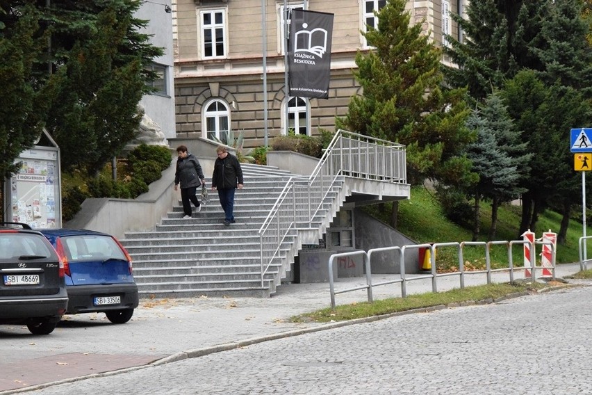 Nowe schody Książnicy Beskidzkiej w Bielsku-Białej