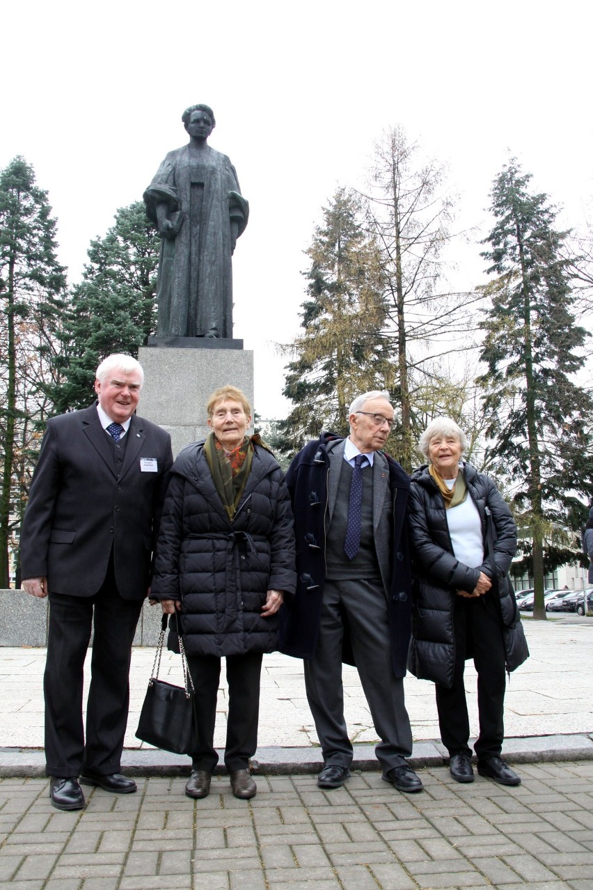 Odwiedzili uniwersytet imienia babci i szkołę wybudowaną...