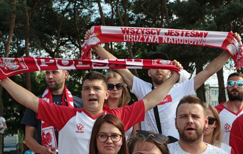 Około trzystu grudziądzkich kibiców obserwowało mecz Polski...