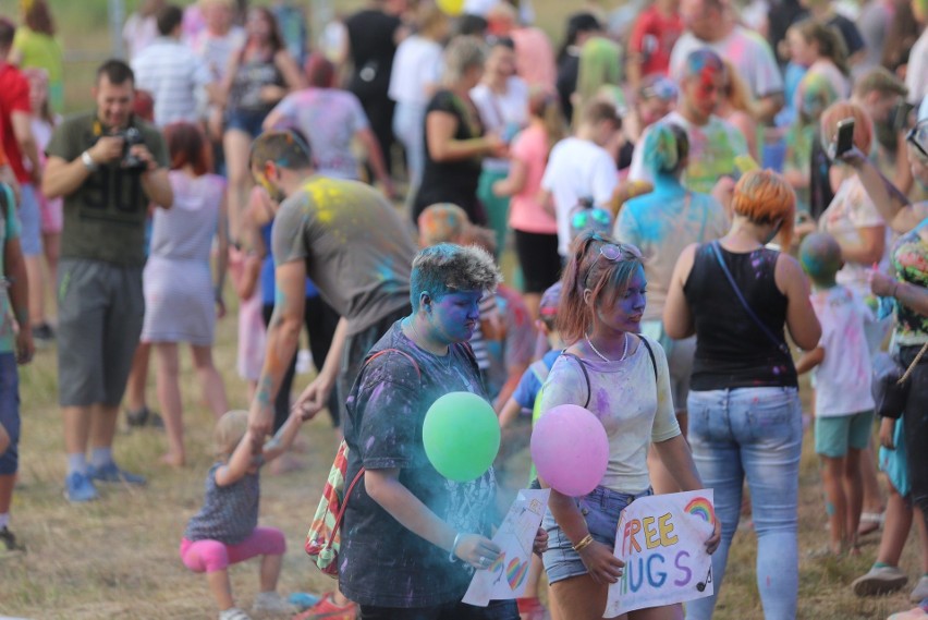 Święto kolorów w Rudzie Śląskiej. Tłumy ludzi w barwnym tańcu na plantach ZDJĘCIA