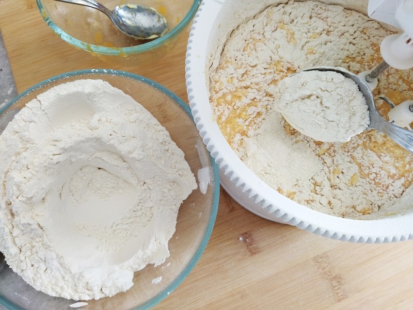 Wsypuj do ciasta mąkę i zmiksuj na gładką masę.