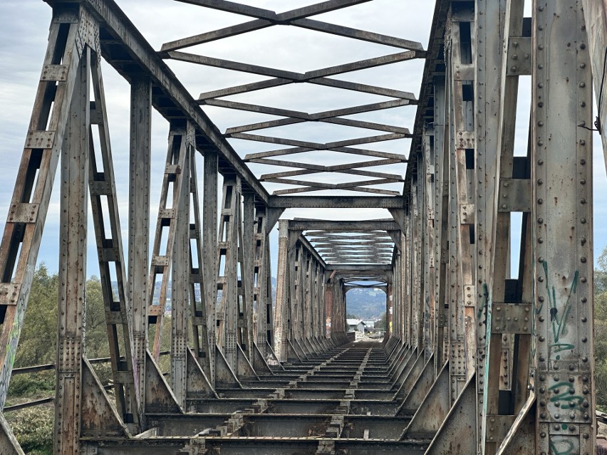 Most kolejowy powoli znika z krajobrazu Nowego Sącza. W jego...