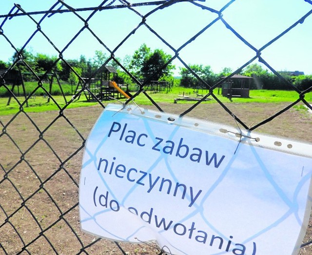 Ten plac zabaw to - jak do tej pory - miejsce dla maluchów ze wsi niedostępne. Teren ogrodzono, a na bramie wisi kłódka