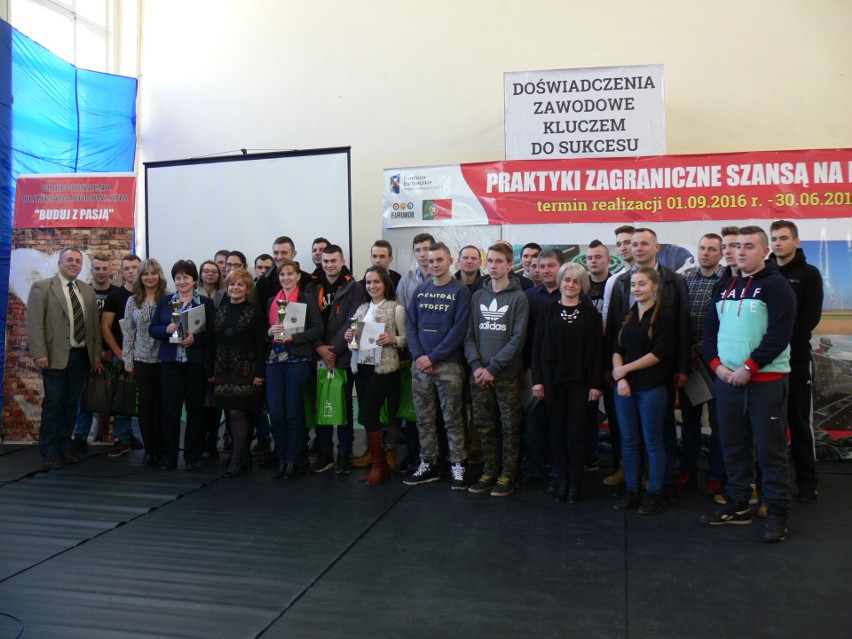 Wielkie emocje podczas olimpiady "Buduj z pasją" w Sandomierzu. Rywalizowało 11 zespołów