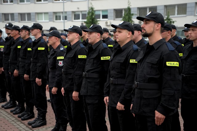 W Komendzie Wojewódzkiej Policji w Bydgoszczy odbyło się uroczyste ślubowanie 60 przyjętych do służby policjantów. Ślubowanie od funkcjonariuszy przyjął Komendant Wojewódzki Policji w Bydgoszczy insp. Paweł Spychała. Podczas uroczystości głos zabrał Komendant Wojewódzki Policji w Bydgoszczy.– To wielki honor i zaszczyt być policjantem, ale to przede wszystkim obowiązek - powiedział insp. Paweł Spychała, Komendant Wojewódzki Policji w Bydgoszczy.Komendant Wojewódzki Policji w Bydgoszczy zwrócił uwagę na słowa roty wypowiedziane podczas ślubowania. Po zakończeniu szkolenia podstawowego w Szkole Policji w Pile funkcjonariusze wrócą do naszego województwa: 9 do Bydgoszczy, 16 do Torunia, po 8 do Włocławka i Oddziału Prewencji Policji, 4 do Inowrocławia, po 3 do Brodnicy i Tucholi, 2 do Nakła nad Notecią i po 1 do: Aleksandrowa Kujawskiego, Chełmna, Lipna, Rypina, Świecia, Żnina oraz KWP w Bydgoszczy.W roku 2017 do służby w kujawsko-pomorskim garnizonie przyjęto 277 policjantów. Kolejne przyjęcia do służby w kujawsko-pomorskim garnizonie odbędą się we wrześniu, listopadzie i grudniu tego roku. Dokumenty o przyjęcie do służby można składać przez cały rok w komendach miejskich i powiatowych policji.***Zobacz także materiał wideo: Chroń swoje dokumenty, żebyś nie musiał spłacać nieswojej pożyczki