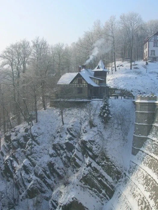 Perełka na sprzedaż. Można kupić wyjątkowy dom na najstarszej zaporze w Polsce (ZDJĘCIA)