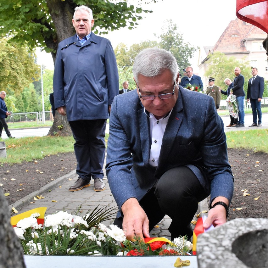 Pod obeliskiem upamiętniającym Polaków pomordowanych na...