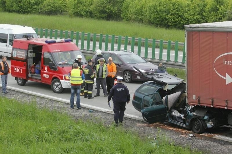 Wypadek na autostradzie A4. Ford uderzył w ciężarówkę. Trzy osoby ranne (ZDJĘCIA)