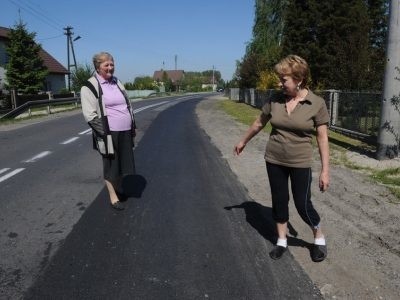 - Taki mały remont, a takie wielkie zmiany! Szklanki już nam ze stołu nie spadają - mówi Anna Janaszczyk. Na zdjęciu z Jadwigą Zambrzycką.