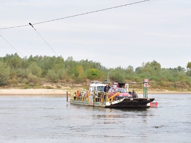 Mimo niskiego poziomu wody w Wiśle prom łączący Tarnobrzeg z brzegiem należącym do województwa świętokrzyskiego wciąż kursuje.