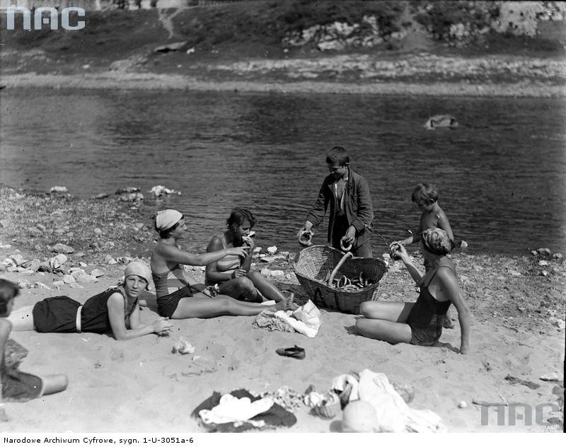 Plażowicze podczas wypoczynku. Widoczny chłopiec sprzedajacy...