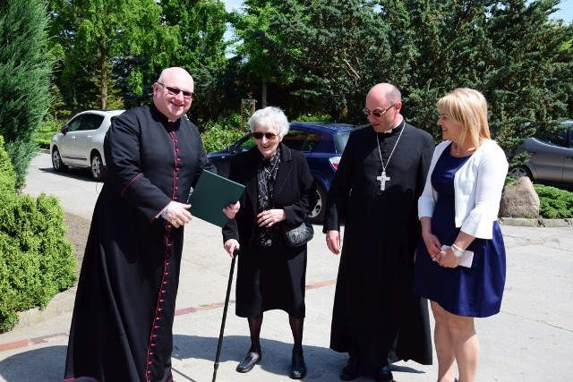 Społeczność Szkoły Podstawowej i parafii w Markowicach zorganizowała uroczystości z okazji Dnia Mamy. Gośćmi specjalnymi byli: prymas Wojciech Polak, starosta mogileński Bartosz Nowacki i konsul Czarnogóry Piotr Kitta. Wszyscy do Markowic przybyli ze swoimi mamami.- Dla wszystkich nas matka to najważniejsza osoba w życiu. Matka jest zawsze z nami. Pewnie każdy z nas wie, że bez mamy byłoby nam niesłychanie trudno. Jest z nami, gdy się śmiejemy, pociesza, gdy jest nam smutno, osusza łzy, gdy płaczemy - podkreślała w trakcie uroczystości Maria Żukowska, dyrektor Szkoły Podstawowej w Markowicach.- Matka to ta osoba, która daje nam życie. To ta osoba, która często oddaje swoje życie, abyśmy my mogli żyć. To dzisiejsze spotkanie jest wyrazem naszej wdzięczności zarówno tych najmniejszych, jak i tych starszych, wobec swoich mam - mówił ks. proboszcz Jacek Dziel, kustosz sanktuarium w Markowicach. Markowickie dzieci śpiewały dla swych mam, recytowały wiersze oraz tańczyły. Przed zebranymi wystąpili również goście specjalni. Swoim mamom wiersze recytowali zarówno prymas Wojciech Polak, starosta mogileński Bartosz Nowacki oraz konsul Czarnogóry Piotr Kitta. - Kiedy zawiozłem do mamy to zaproszenie, bardzo się ucieszyła - zdradził prymas Wojciech Polak. - Cieszyła się z tego powodu, że to zaproszenie jest z Markowic. Mimo iż nie zna mieszkańców, ale zna w Markowicach tę mamę, która jest  najważniejsza, która jest obok nas w tym pięknym kościele - mówił prymas.Następnie zaśpiewał z mieszkańcami pieśń "Matka, która wszystkich rozumie" i wyrecytował wiersz dla swojej mamy. Posłuchajcie: