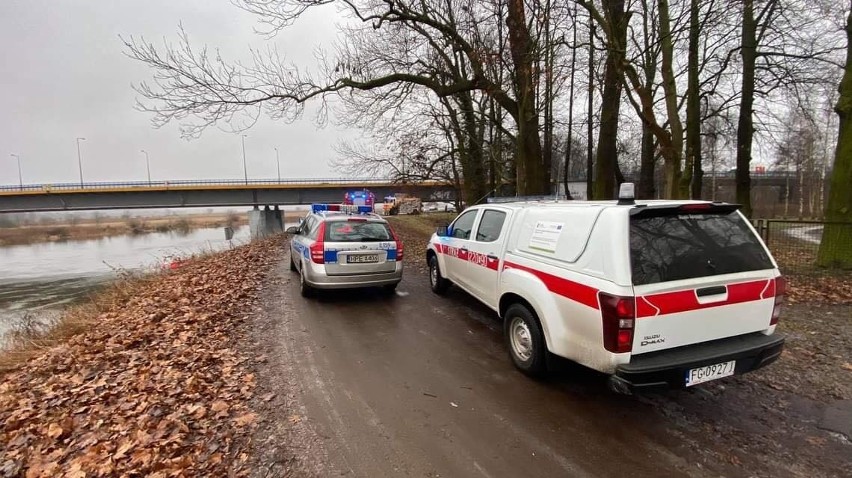 W okolicy Wału Okrężnego samochód wpadł do Warty