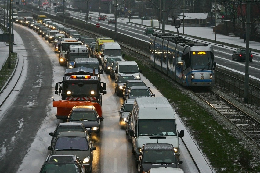 Zima we Wrocławiu: ciężkie pługi w Rynku. Wciąż będzie padać, czeka nas gołoledź (ZDJĘCIA)