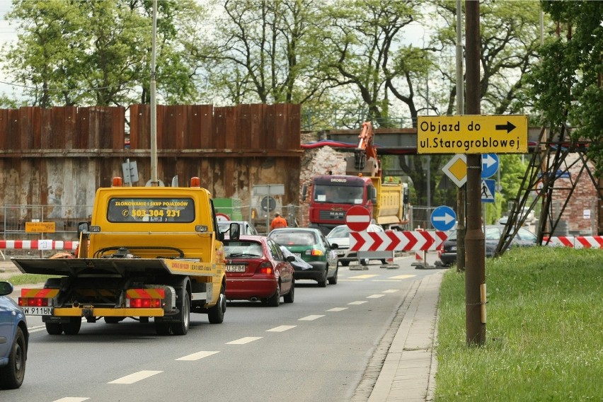 Remontują wiadukt na Popowickiej. Utrudnienia przez 4 miesiące (ZMIANY ORGANIZACJI RUCHU, ZDJĘCIA)