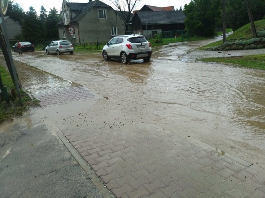 Ulewa w Zastowie. Podtopione podwórka, zalana droga powiatowa