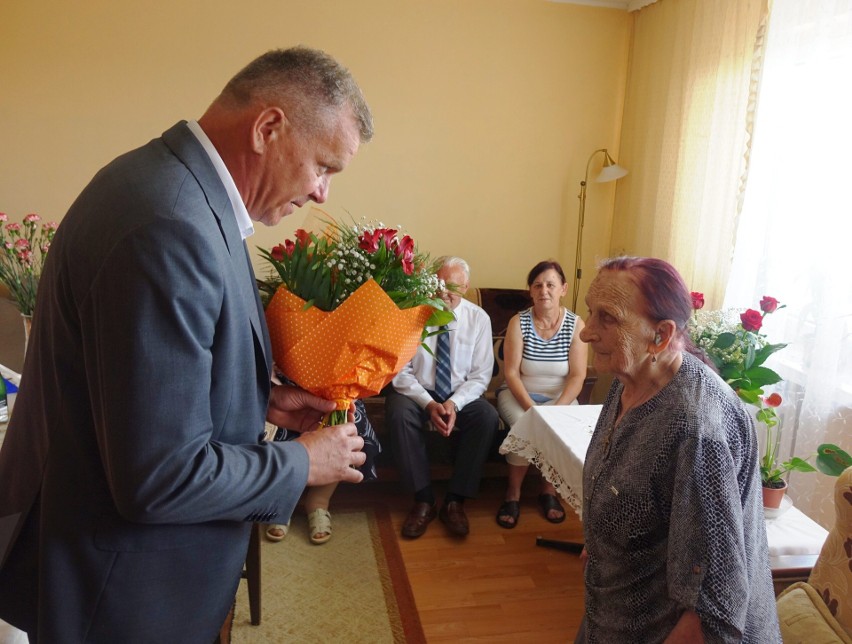 Sto lat pani Janiny Kamienik ze Skarżyska-Kamiennej. Jubilatkę odwiedził wiceprezydent miasta [ZDJĘCIA]