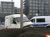 Wypadek przy mostach Warszawskich we Wrocławiu. Kierowca rozbił auto na latarni