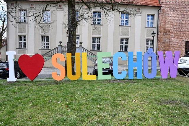 Napis I love Sulechów (a nawet dwa, bo drugi to Sul love) stanął w parku przy Sulechowskim Domu Kultury
