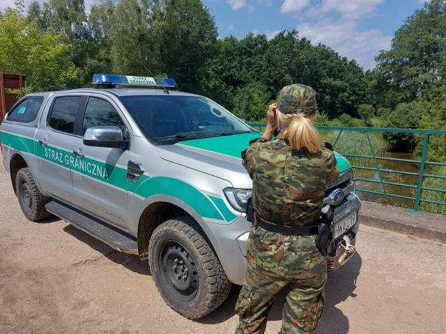 Kolejne próby nielegalnego przekroczenia granicy Polski z Białorusią. Straż Graniczna informuje o dużej różnorodność krajów, z których pochodzą migranci.
