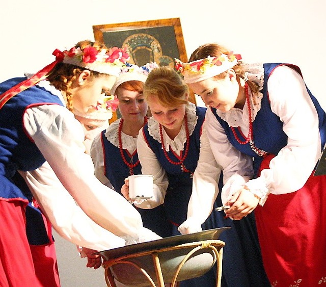 Ucznennice z Aleksandrowa Kujawskiego przelewają gorący wosk przez klucz. Jaki kształt przybierze cień?
