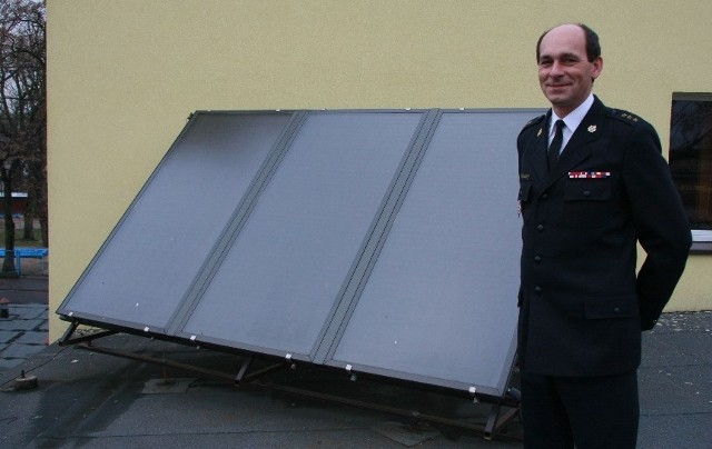 Kolektor słoneczny zamontowano na dachu komendy zawodowej straży pożarnej w Międzychodzie. Zastępca komendanta Mariusz Trajnowski twierdzi, że dzięki urządzeniu zmniejszyły się koszty ogrzewania.