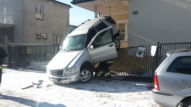 Do nietypowego zdarzenia doszło 5 marca około godziny 9.00. Strażacy z Białegostoku otrzymali zgłoszenie o pojeździe, który wjechał w ogrodzenie jednej z posesji.