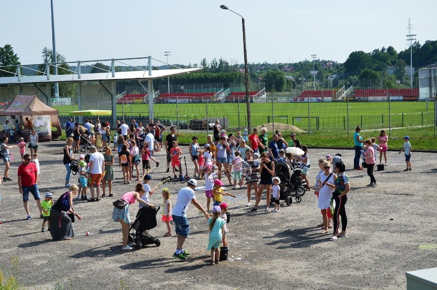 Bytów. Festiwal kolorów. Było oszałamiająco. Mega zabawa na stadionie (zdjęcia, wideo) 