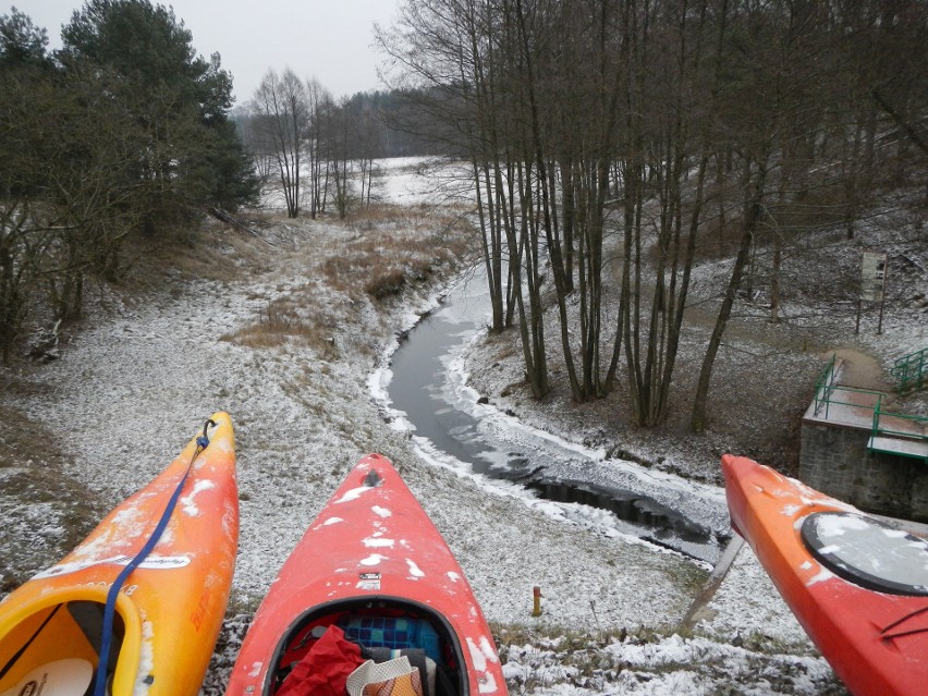 Daleko w dole płynie Czerska Struga, dopływ Brdy. Kajaki...