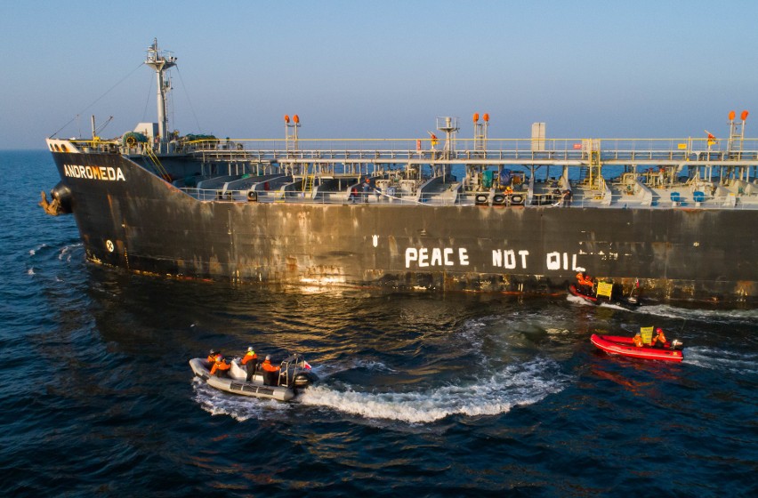 Greenpeace namalował hasło “ PEACE NOT OIL” na tankowcu, który przywiózł do Gdańska rosyjska ropę naftową