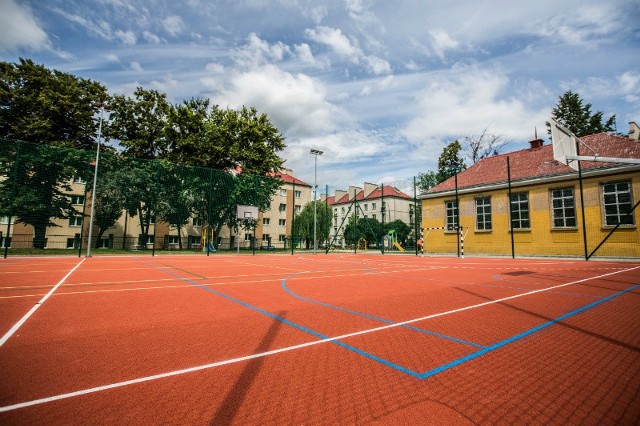 Przy Publicznej Szkole Podstawowej numer 28 na Plantach w Radomiu zostały wybudowane nowe boisko i bieżnia.