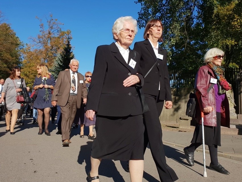 Warszawa. Pogrzeb odnalezionych i zidentyfikowanych ofiar zbrodni komunistycznej. Spoczęli na „Łączce” na Powązkach. 22.09.2019 [ZDJĘCIA]