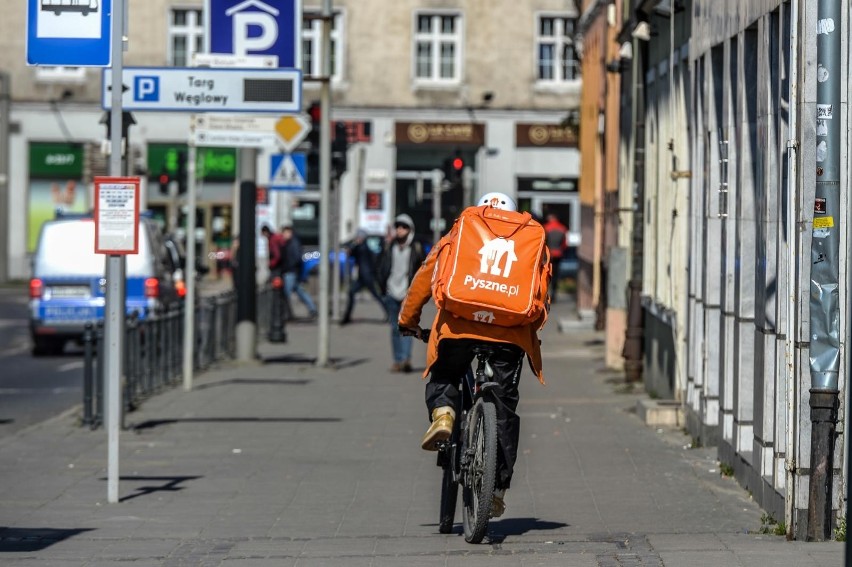 Kurier na rowerze z niewielkim ładunkiem może dowieźć...