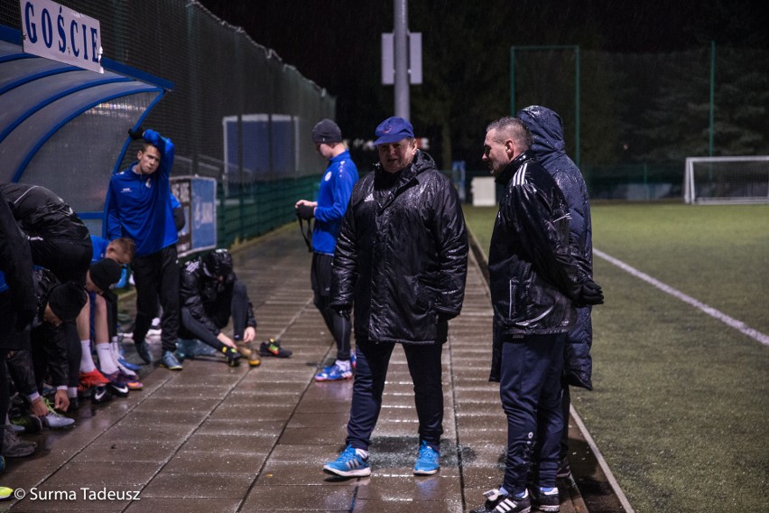 Piłkarze Błękitnych Stargard trenują na stadionie przy ulicy...