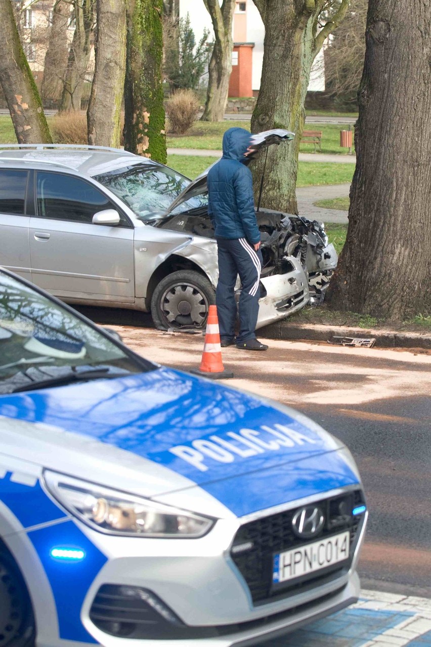 Kolizja na ul. Jana Pawła II w Słupsku. 69-letnia kobieta zajechała drogę 28-latce [ZDJĘCIA,WIDEO]