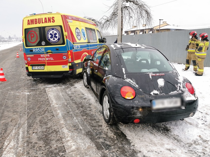 Wypadek w Przemyślu. Na ul. Lwowskiej peugeot uderzył w tył volkswagena. Do szpitala zabrano 12-letnie dziecko [ZDJĘCIA]