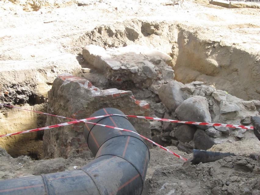 Archeolodzy odkryli średniowieczny mur na ul. Krupniczej (ZDJĘCIA)