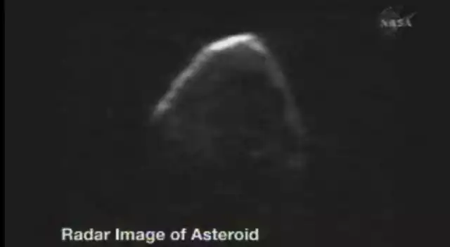 Radarowy obraz asteroidy Apophis, która minie "o włos" Ziemię.