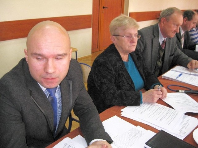 Realizację wniosków krytykowali radni: Daniel Szczodry( pierwszy z lewej) i Kazimierz Wniarczy( trzeci z lewej).
