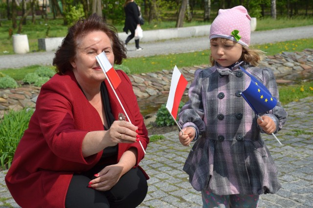 Renata Butryn wręczała chorągiewki w Parku Miejskim