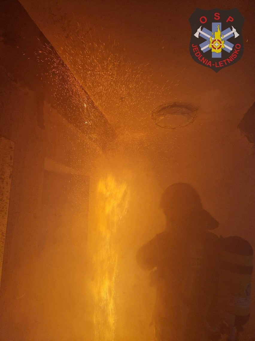 Pożar domu jednorodzinnego we wsi Poświętne w gminie Pionki. Duże straty
